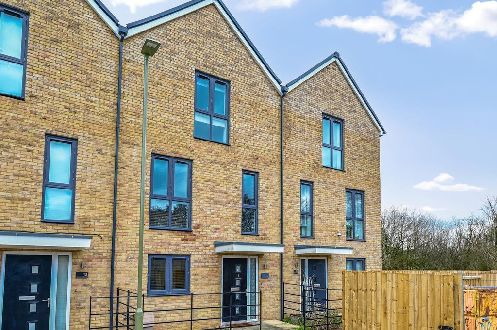 Property photo 1 of 19 Oakenshaw Reach