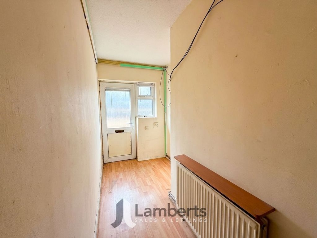 Property photo 3 of 10 Entrance Hall