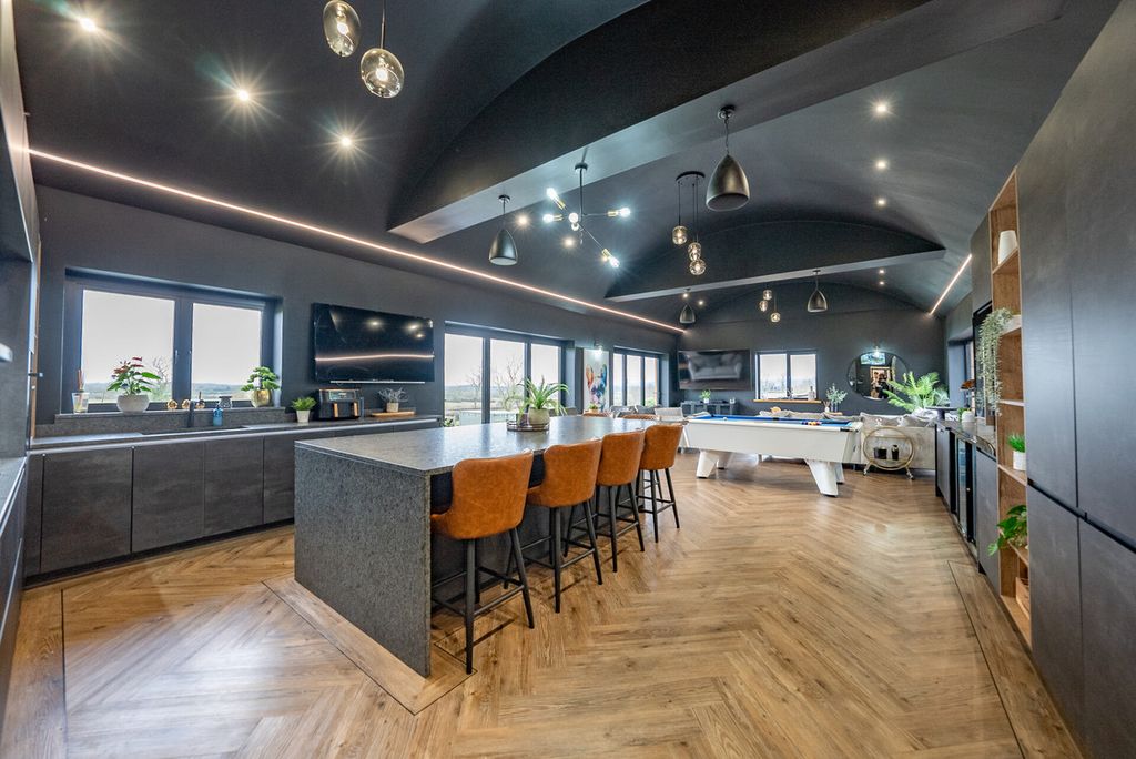 Property photo 2 of 31