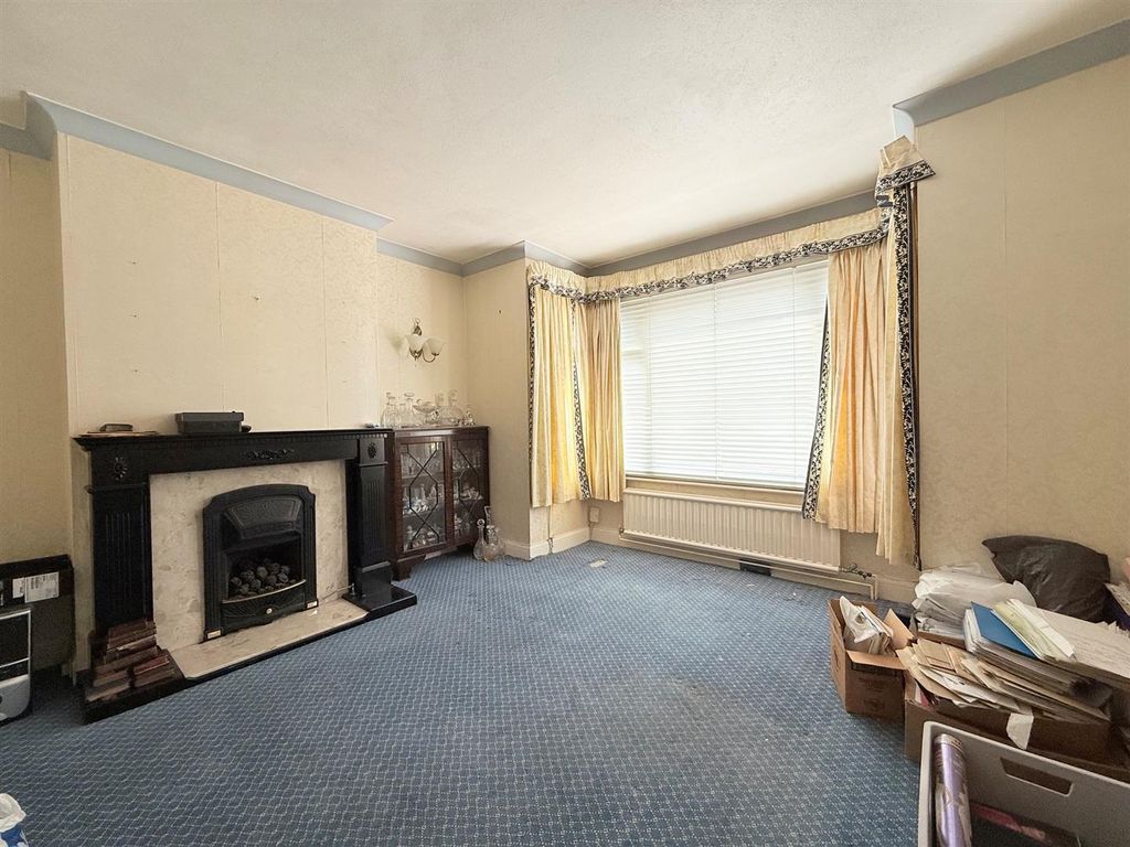 Property photo 2 of 17 Lounge