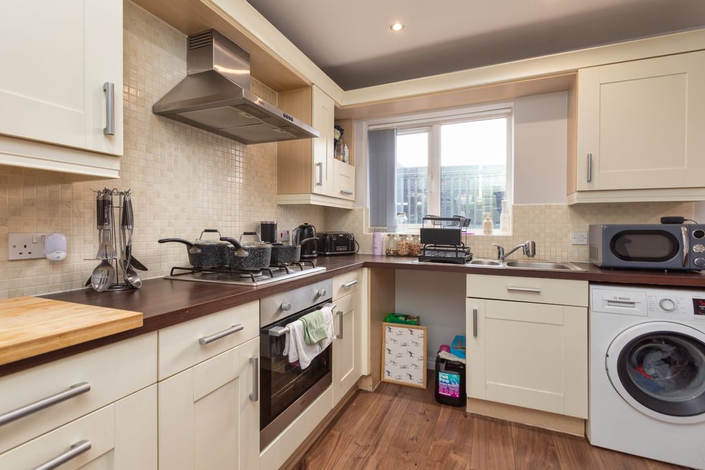 Property photo 3 of 17 Kitchen