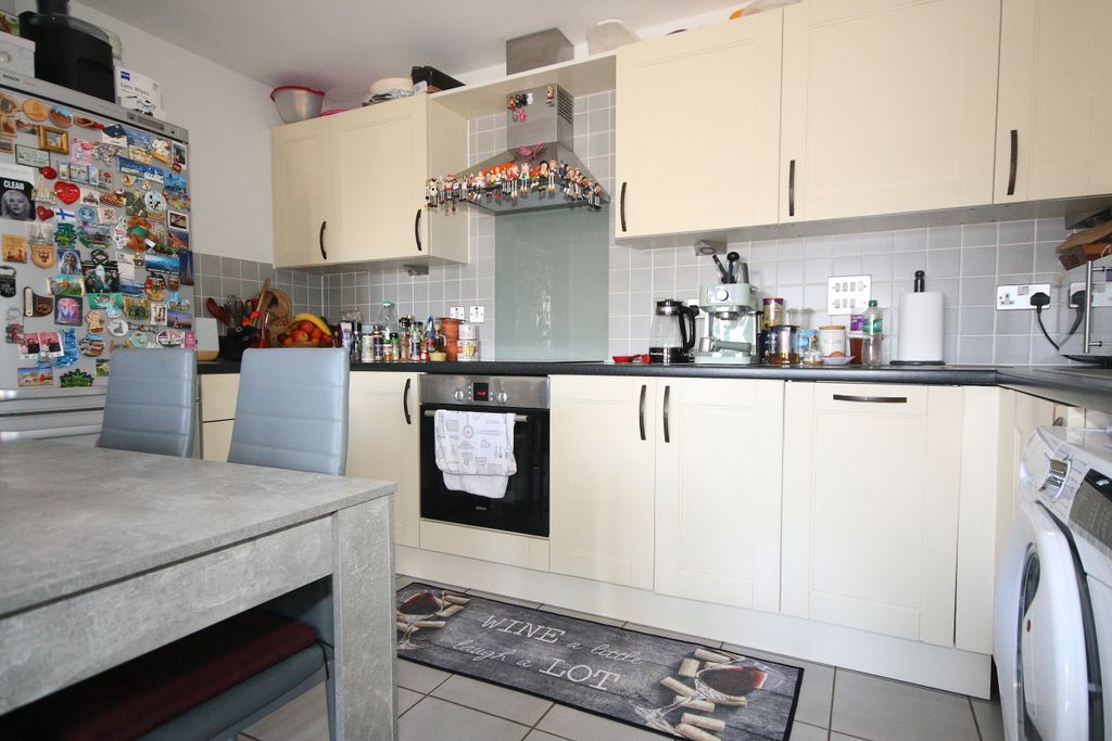 Property photo 3 of 7 Kitchen