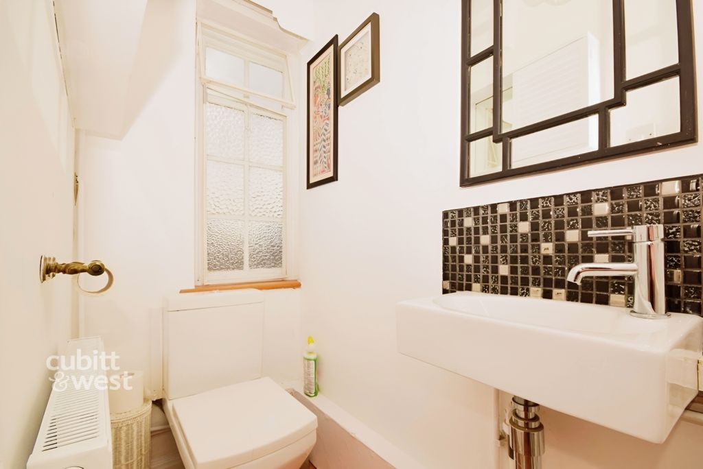 Property photo 3 of 10 Aa4d6cc8-WC