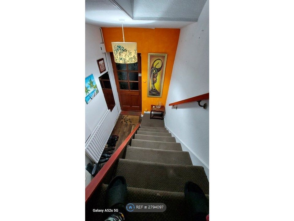 Property photo 3 of 9 Hallway
