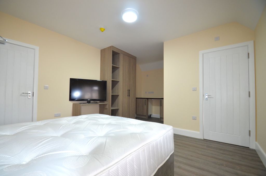 Property photo 2 of 3 Bed 2