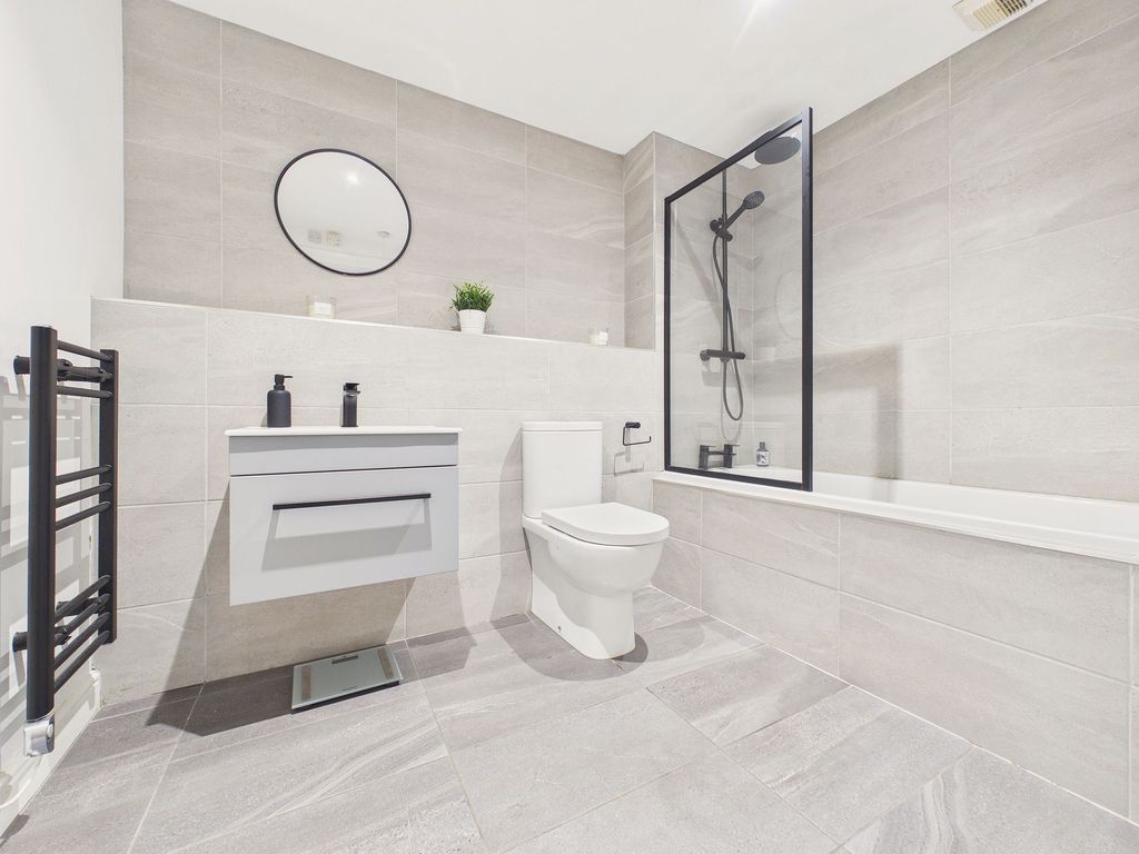 Property photo 3 of 11 Bathroom