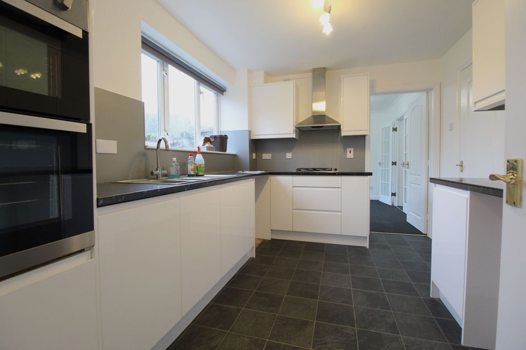 Property photo 3 of 18 Kitchen