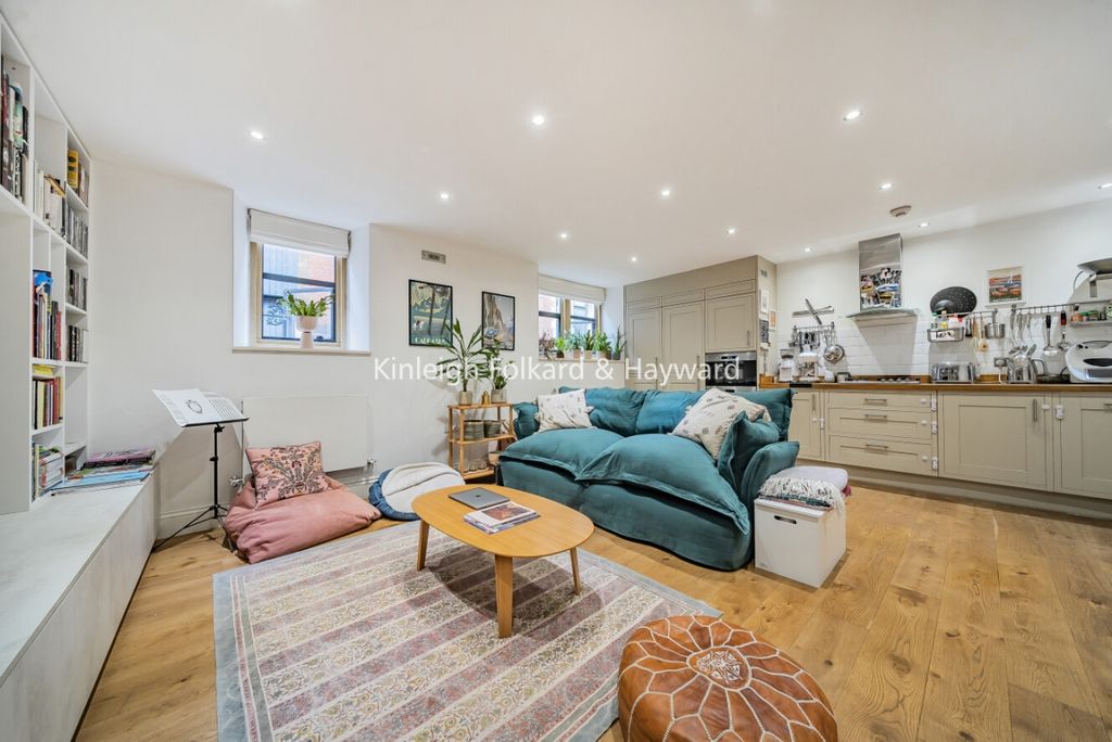 Property photo 2 of 10 702Fb0Af-60B1-4A84-A