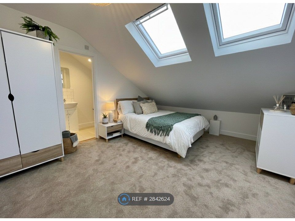 Property photo 3 of 8 Room 6 Ensuite