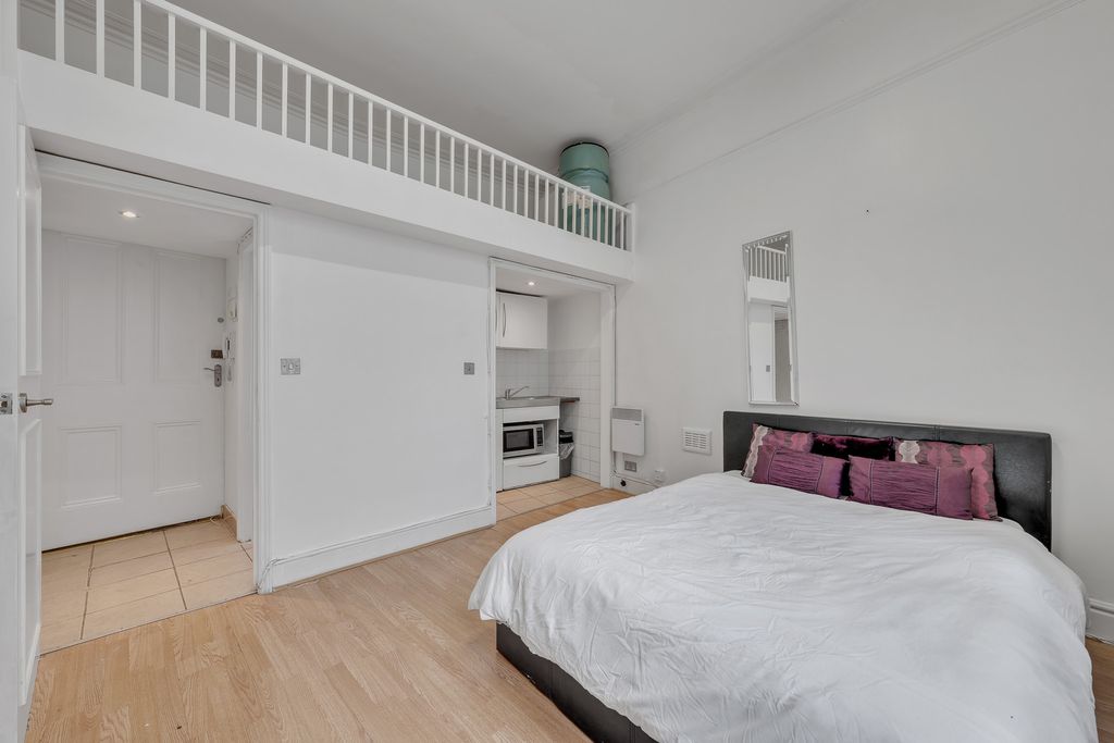 Property photo 2 of 18 Flat 1A, 239 Earls Court Road, Earls Court, London, Sw5 9Ah