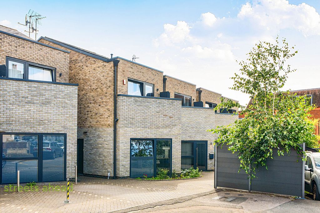 Property photo 1 of 13 cd8c1A8d-Ccd2-41F...