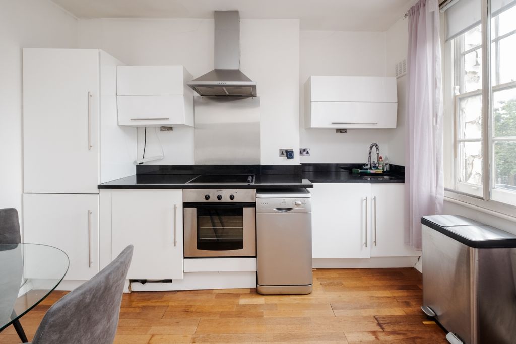Property photo 3 of 10 Canonbury Road