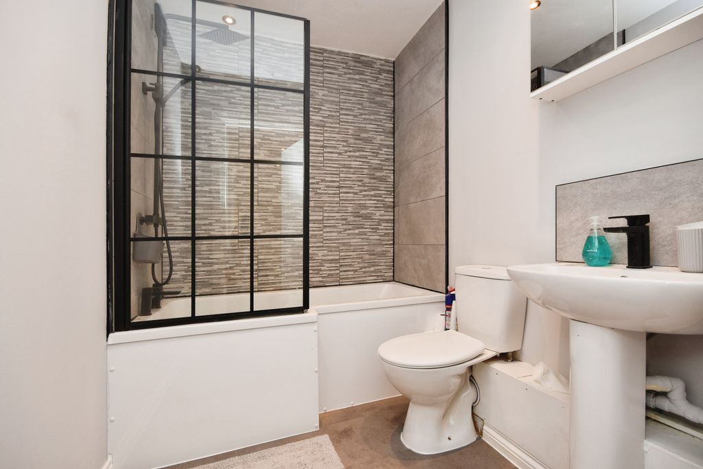 Property photo 3 of 14 Modern Bathroom