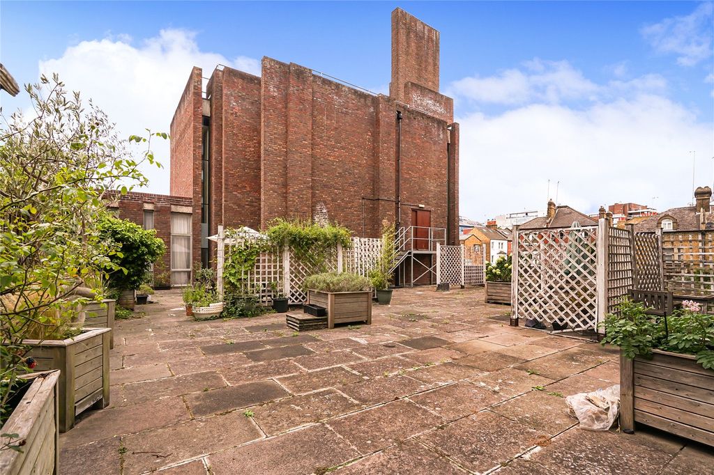 Property photo 2 of 8 Picture No. 14