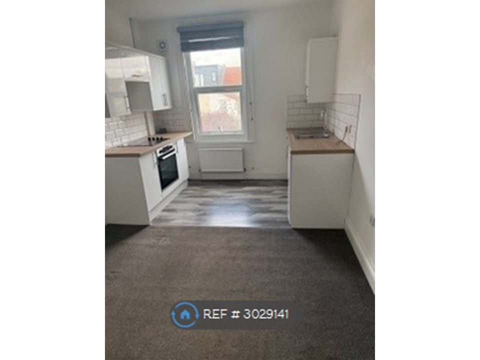 Property photo 1 of 10 Kitchen / Lounge