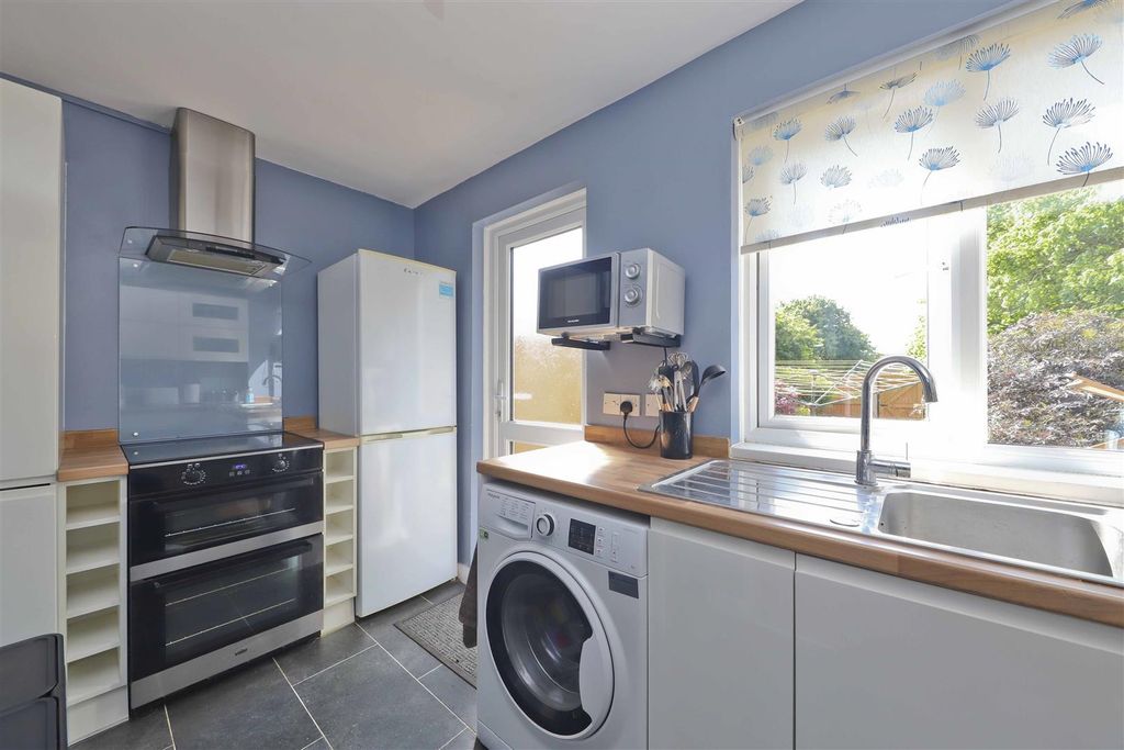 Property photo 3 of 12 Kitchen
