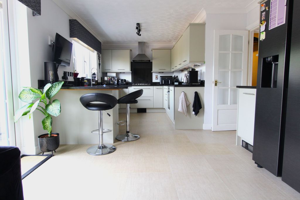 Property photo 3 of 20 Kitchen