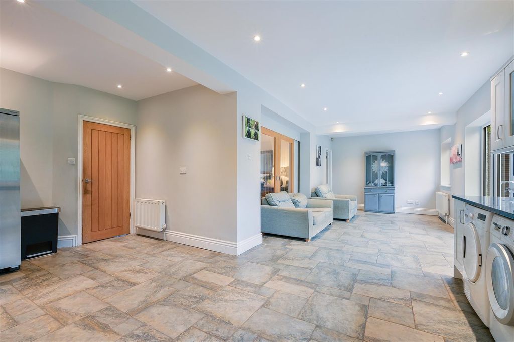 Property photo 3 of 23 Warren Road, 29- (9).Jpg