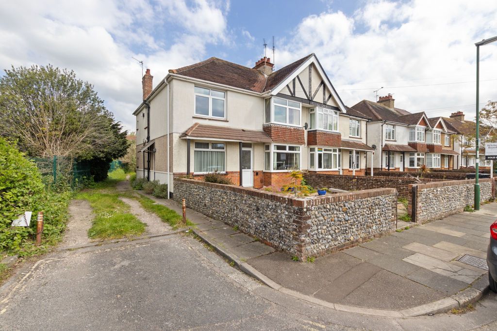 Property photo 1 of 14 Photo 13