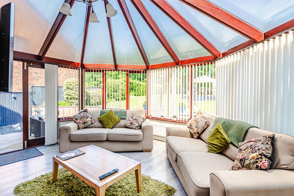 Property photo 3 of 46 Conservatory1