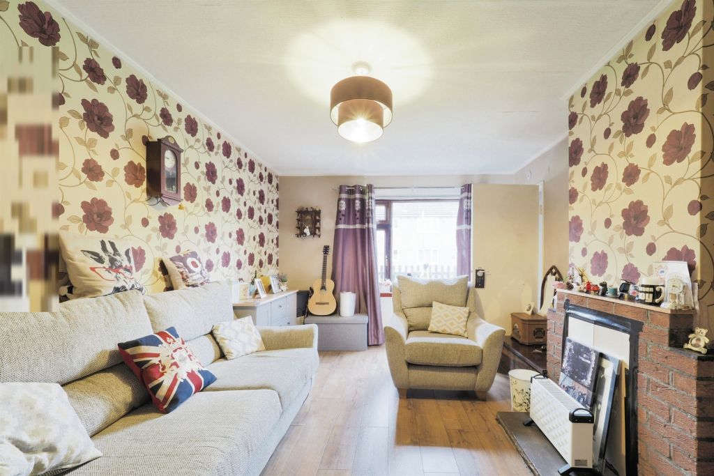 Property photo 3 of 17 Lounge