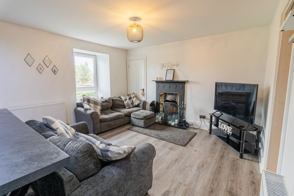 Property photo 2 of 17 Lounge