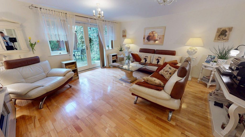 Property photo 3 of 20 Lounge