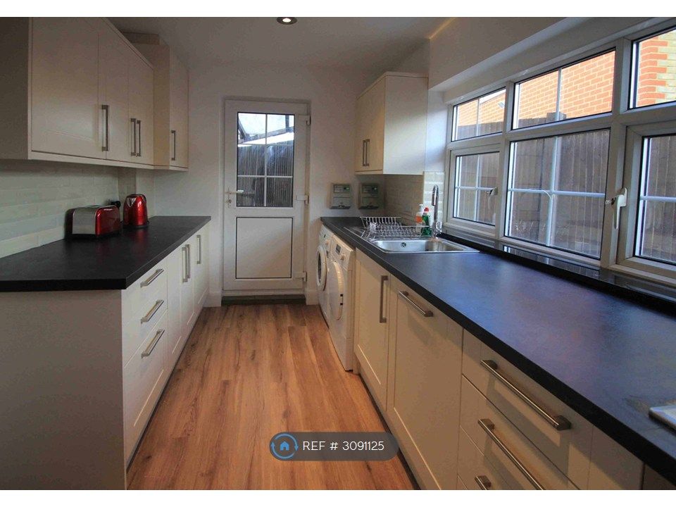 Property photo 3 of 7 Shared Kitchen