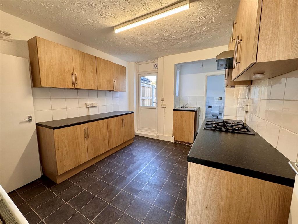 Property photo 3 of 8 Kitchen1.Jpg