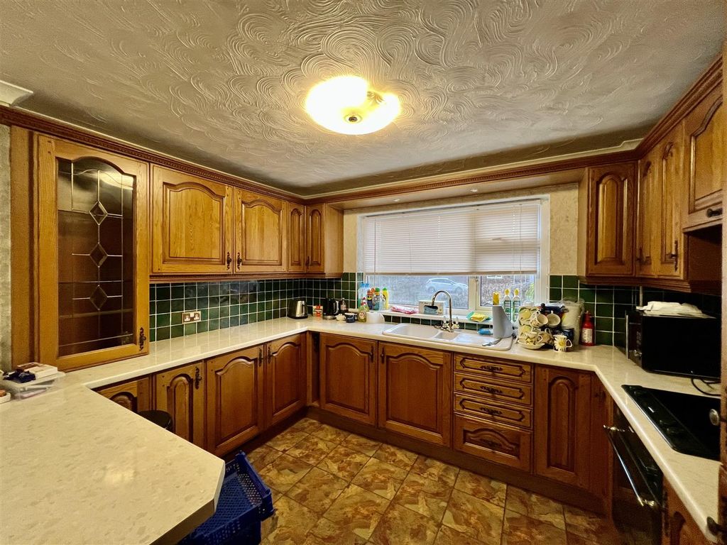 Property photo 2 of 18 Kitchen