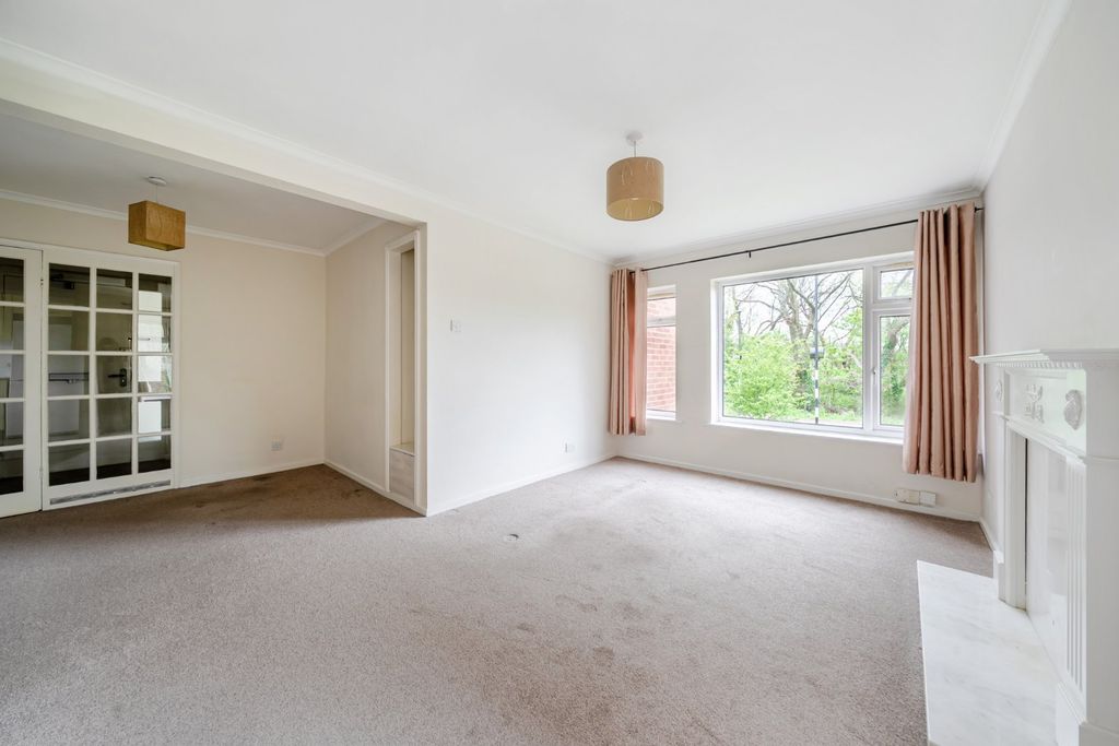 Property photo 3 of 17 Lounge