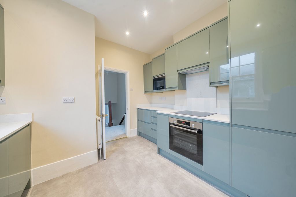 Property photo 3 of 20 1397923-11-696625...