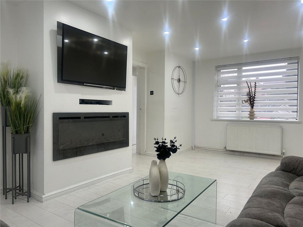 Property photo 2 of 16 Lounge