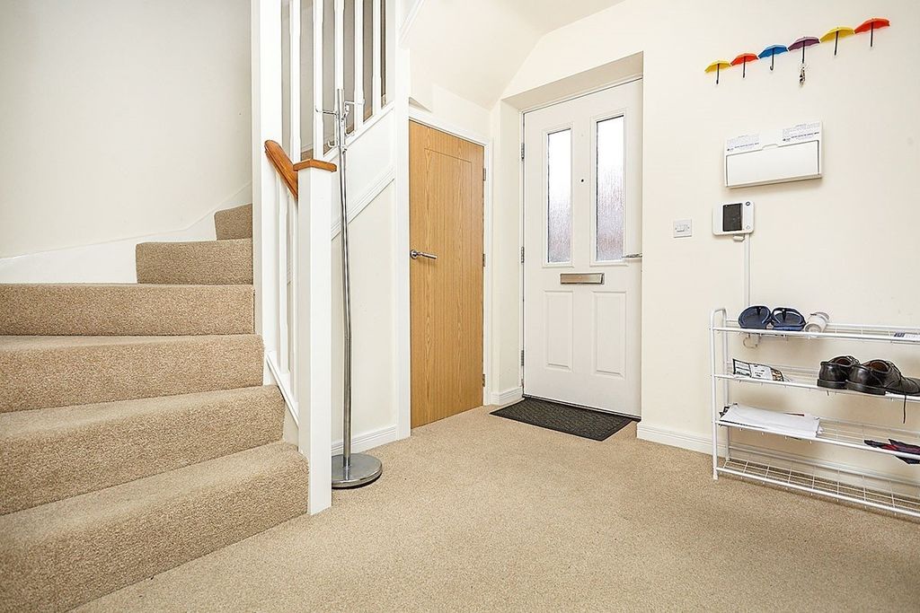 Property photo 2 of 8 Entrance Hall