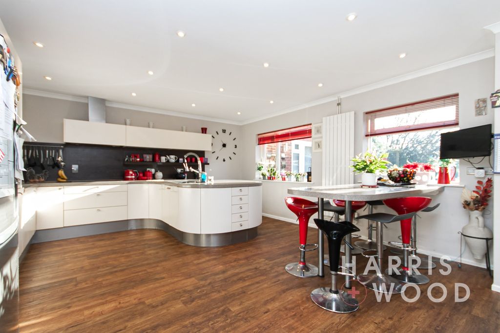 Property photo 2 of 33 5490651