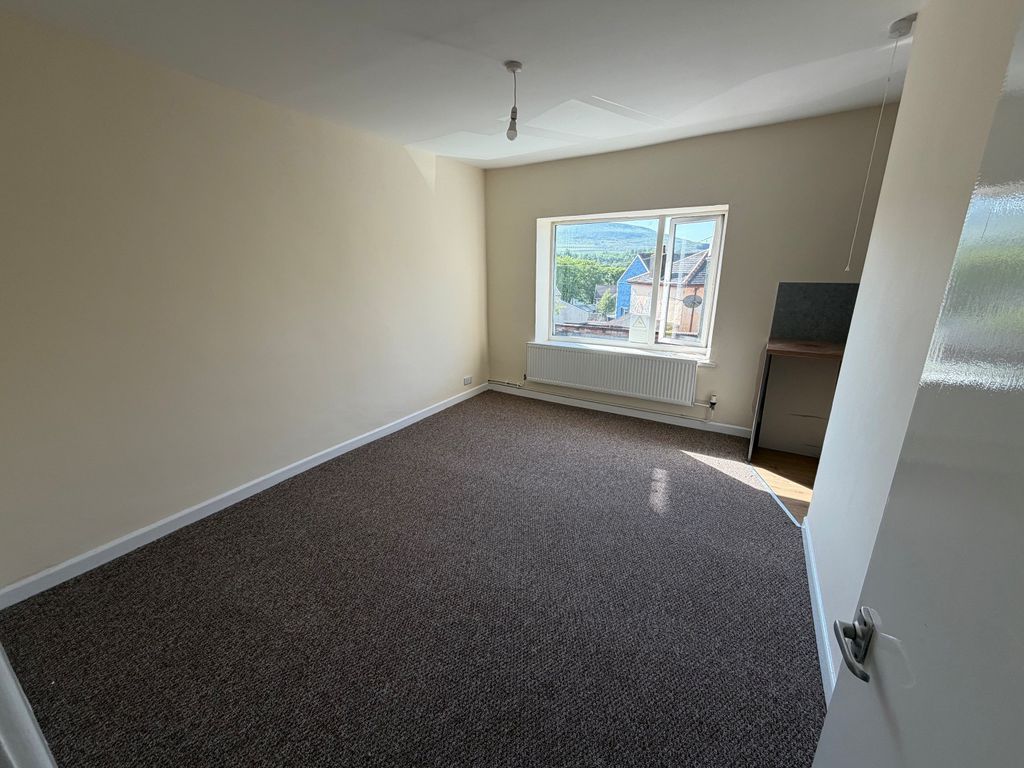 Property photo 3 of 6 Living Room