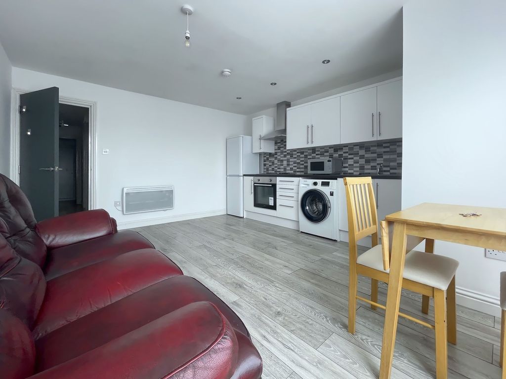 Property photo 1 of 7 Living/Kitchen Area