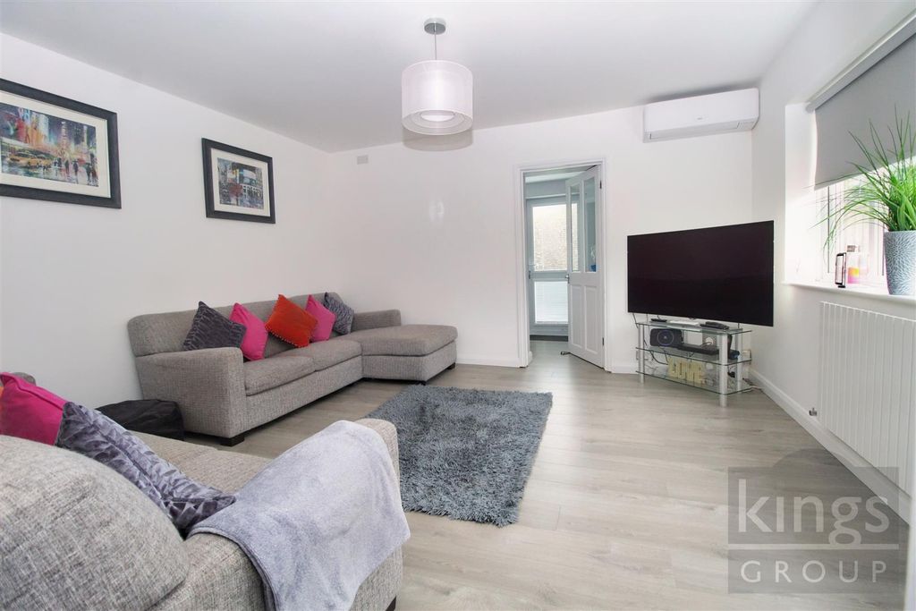 Property photo 2 of 18 Lounge