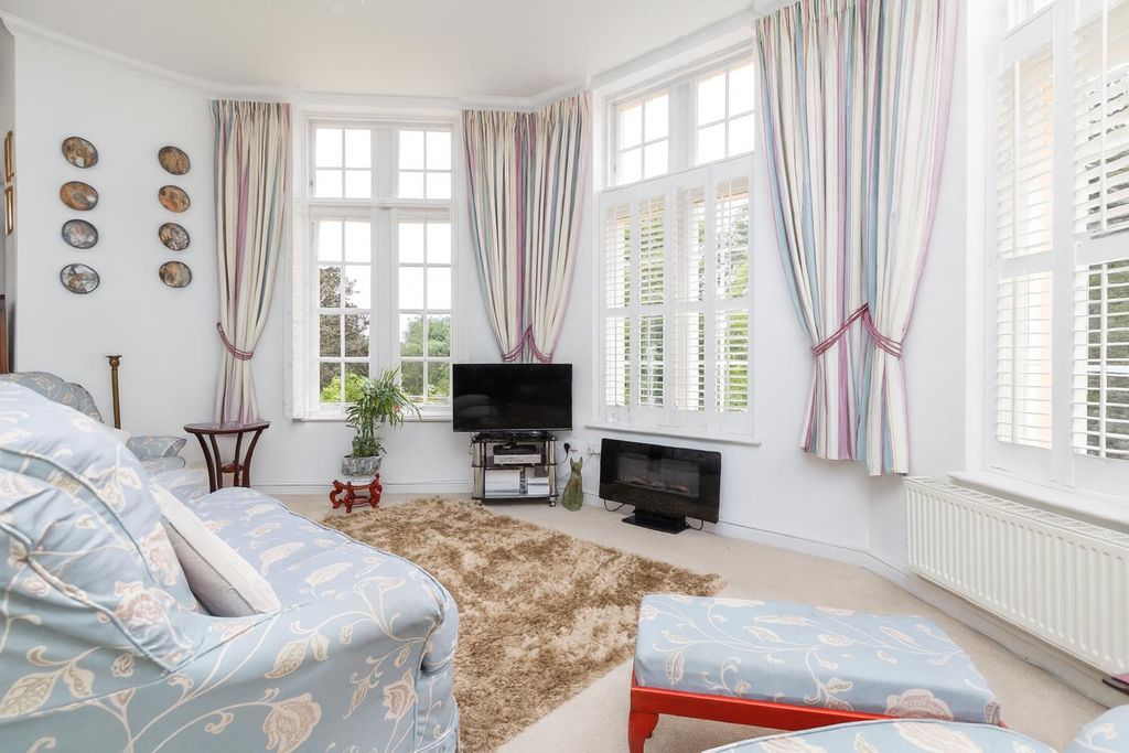 Property photo 2 of 16 Lounge