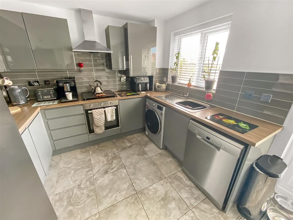 Property photo 3 of 10 Kitchen/Dining Room