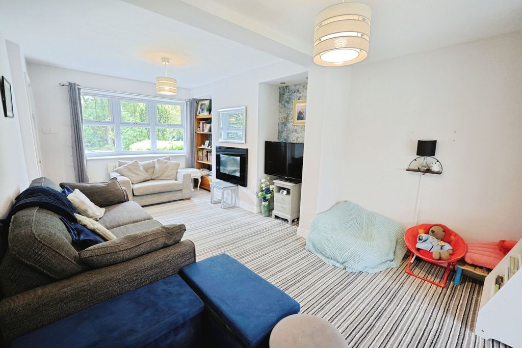 Property photo 3 of 19 Pbox-Living_Room-325351.Jpg
