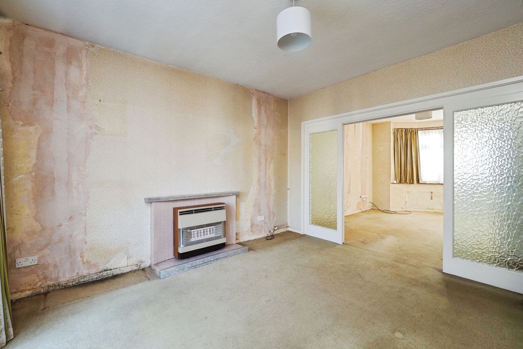 Property photo 3 of 17 Lounge