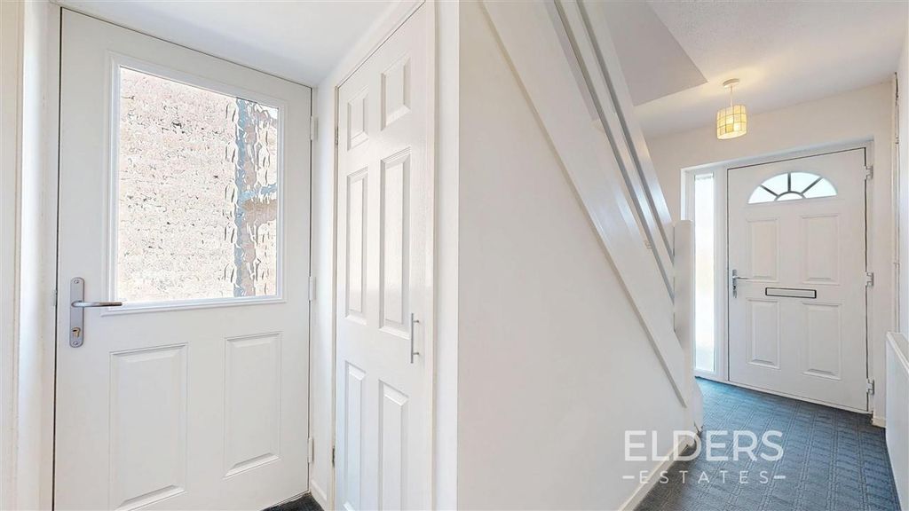 Property photo 3 of 16 Entrance Hall