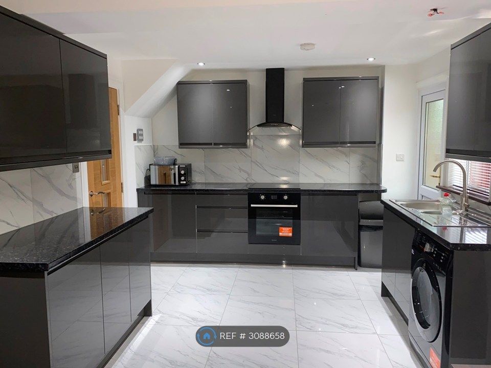 Property photo 1 of 11 Shared Kitchen
