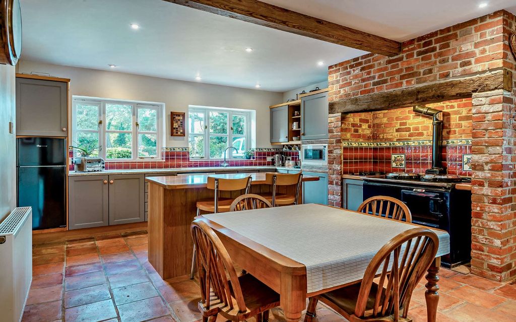 Property photo 3 of 23 Kitchen