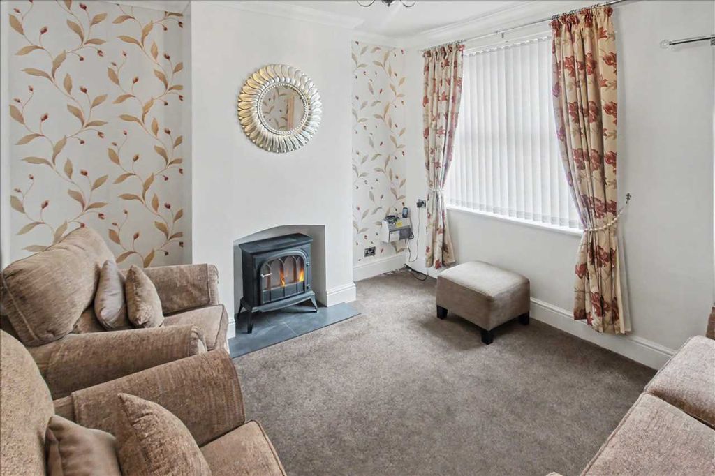 Property photo 2 of 17 Lounge