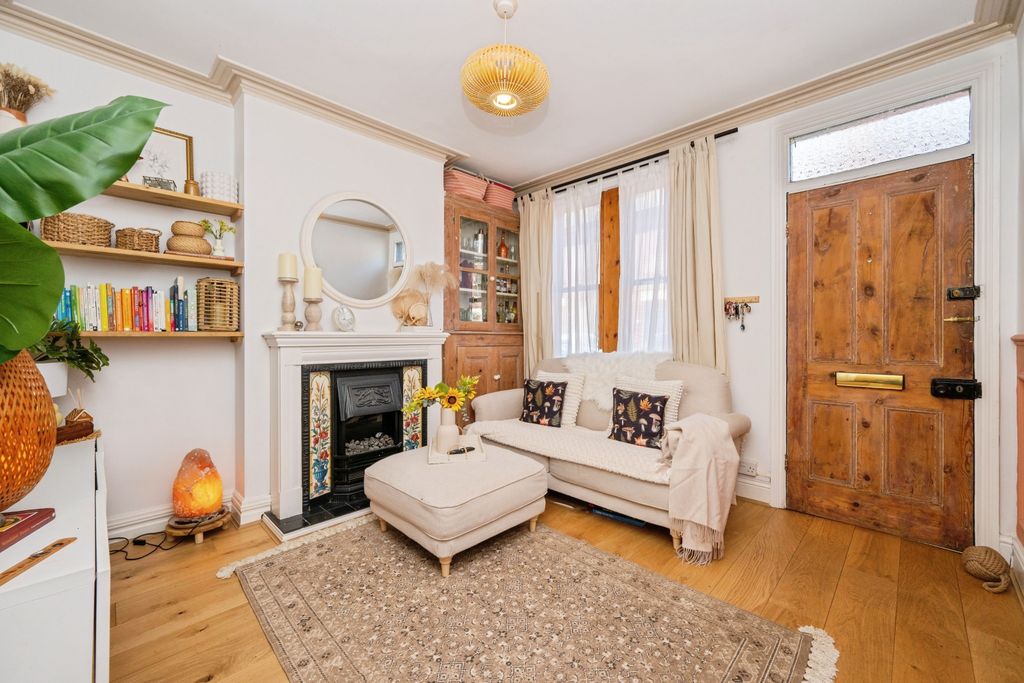 Property photo 3 of 20 Lounge2