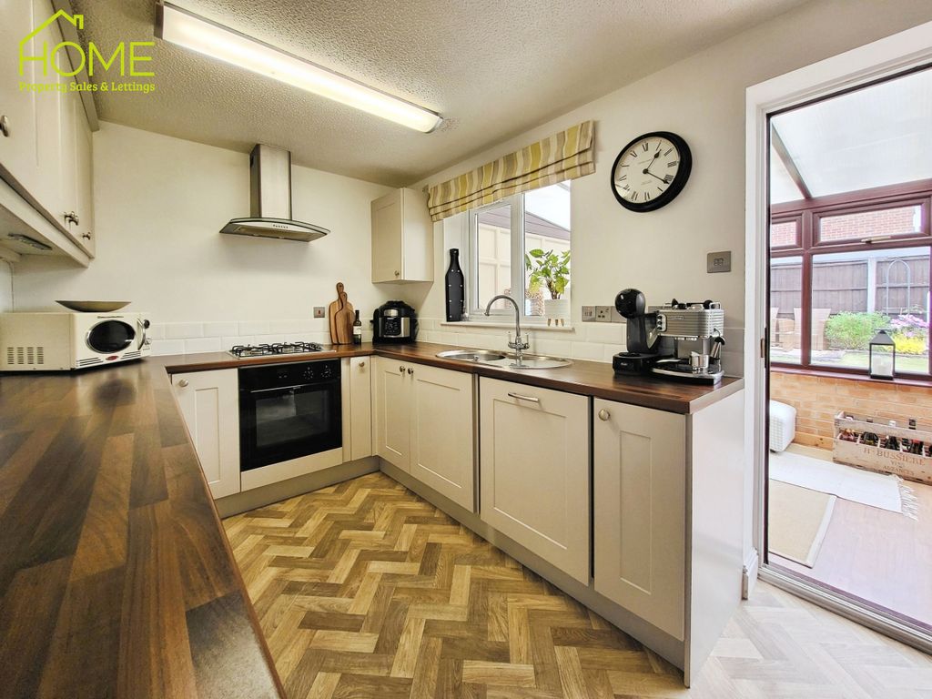 Property photo 2 of 18 Kitchen Breakfast