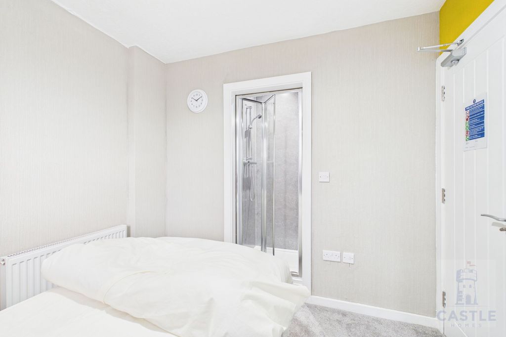 Property photo 3 of 9 Room 4