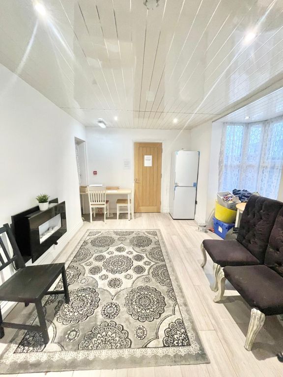 Property photo 2 of 7 Lounge